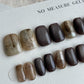 ジェルチップネイルのスウォッチ、ダークブラウン&カーキベージュの並び